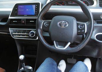 Jangan Asal Pilih, Inilah 3 Jenis Alas Kaki yang Nyaman Digunakan Untuk Mengemudi Mobil 