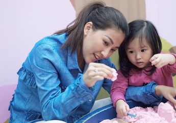 Sama-sama Pakai Daster, Sarwendah dan Thalia Asyik Masak di Lantai