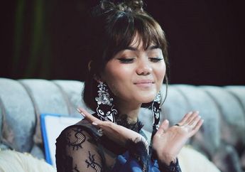 Buat Video Tutorial Hapus Make Up, Rina Nose Selingin Dengan Curhat Colongan