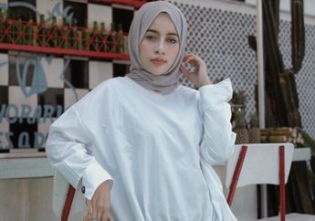 Penampilan Sederhana Aghnia Punjabi dengan Celana Denim Bisa Kamu Contek!