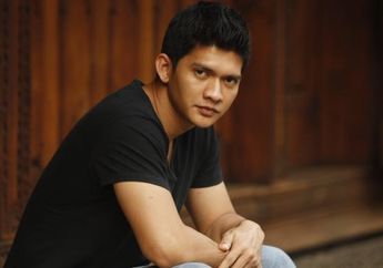 Iko Uwais Asyik Melipat Baju, Netizen Berharap Dapat Suami Seperti Sang Aktor
