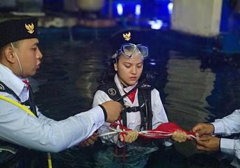 Kibarkan Bendera Merah Putih di Dalam Air, Marhsa Aruan Takut Hal Ini