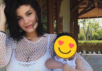 Di Hari Ulang Tahun, Kylie Jenner Pamer Foto Bareng Sang Anak