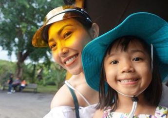 Sikap Ayu Dewi Dampingi Aqilah yang Sedang Belajar Membaca, Bisa Dicontoh nih