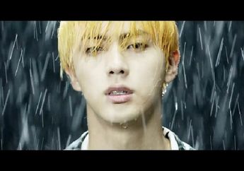 Fans Mencoba 'Payungi' Jin BTS yang Kehujanan di Video Epiphany, Receh Terniat nih!
