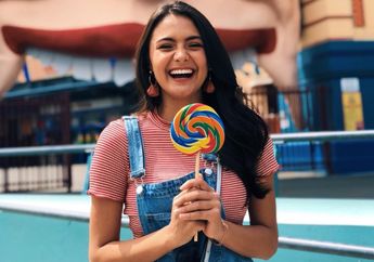 Tampil Playful ala Amanda Rawles dengan Sepatu Sandal Pompom