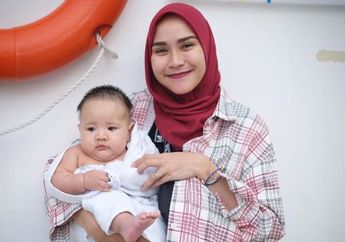 Tak Mau Terlambat, Zaskia Adya Mecca Ajak Anak Berenang Sejak Usia 4 Bulan