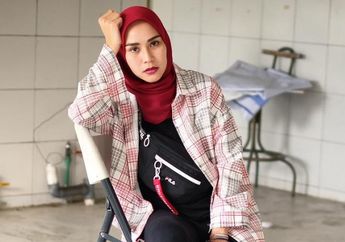 Paduan Oversized T-shirt atau Kaus Lebar ala Zaskia Adya Mecca