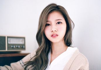 Penampilan Kasual Sana TWICE dengan Peplum Tank Top yang Bisa Kamu Contek untuk Outfit Weekendmu, Kepoin deh!