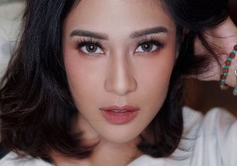 Contek yuk Gaya Lipstik Ombre ala Dian Sastrowardoyo, Biar Tampil Flawless Natural dan Kekinian!