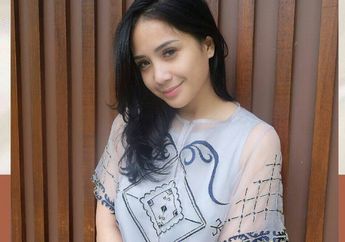 Imutnya Penampilan Nagita Slavina Kenakan Overall Pants Saat Berlibur ke Singapura