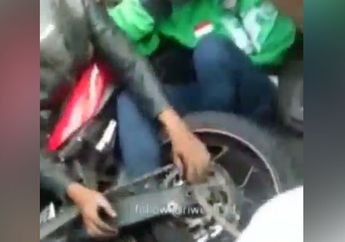 Aneh!  5 Reka Adegan Netizen, Kaki Kanan Ojol Tersangkut Rantai Motor