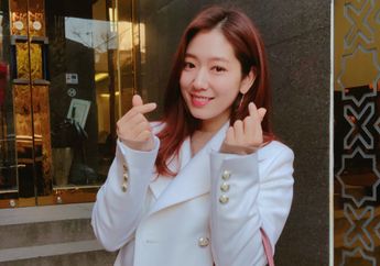 Dari Edgy Hingga Sporty, Intip Penampilan Modis Park Shin Hye Saat Jalan-jalan di Eropa