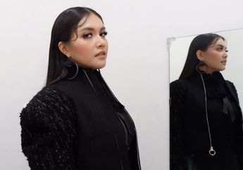 Deretan Penampilan Denada dengan Busana Tertutup yang Makin Modis dan Berkelas