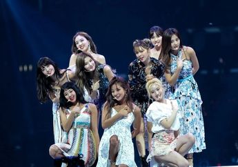 Hadiri KCON LA, Member TWICE Dibuat Tertawa Setelah Lihat Kaos Unik yang Dipakai Seorang Penggemar