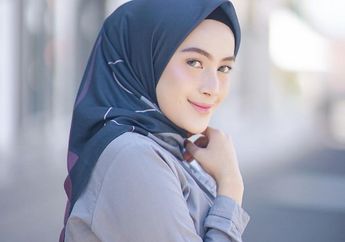 Tampil Feminin ala Ashry Rabani dengan Pleated Skirt, Contek Gayanya Menggunakan Busana Terjangkau yuk!