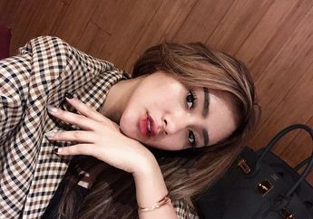 Intip Penampilan Seksi Cita Citata dengan PVC Dress Saat Pemotretan Bertema Hari Kemerdekaan