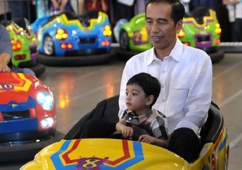 Seperti Pangeran George, Jokowi Gandeng Jan Ethes Berpose Ini, Gemas!