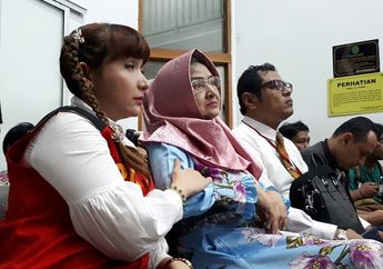 Sidangnya Ditunda, Roro Fitria Tetap Tenang Karena Ditemani Ibunda