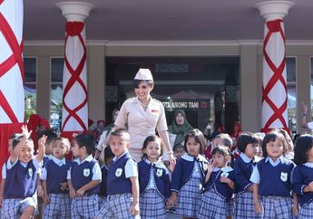 Pakaiannya Tuai Kritikan Saat Upacara Bendera, Yuni Shara Buka Suara