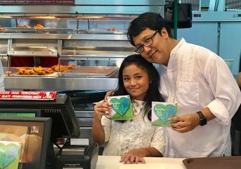 Ikuti Jejak sang Ayah, Putri Bungsu Erwin Gutawa Pimpin Kelompok Paduan Suara saat Upacara di Sekolah