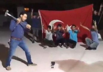 Patuhi Seruan Erdogan, Warga Turki Hancurkan iPhone Miliknya Menggunakan Palu