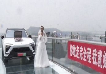 Diberi Mobil dan Uang Sekoper Oleh Pacarnya yang Cantik, Namun Pria Ini Malah Meminta Putus!