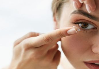 Aturan Makeup untuk Para Pemakai Kontak Lens, Jangan Sampai Keliru!