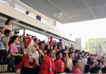 Puluhan Bendera Merah Putih Berkibar di Pertandingan Polo Air Putri Indonesia Melawan China
