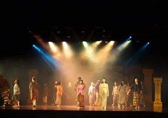 Surprise! Reza Rahadian Hadiri Pentas Teater Keliling Takdir Cinta Diponegoro