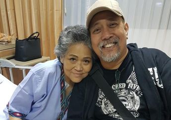 Gunakan Kursi Roda, Istri Indro Warkop Hadir di Gala Premiere Wiro Sableng