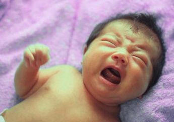 Jangan Panik! Ini 3 Hal yang Bisa Orangtua Lakukan Saat Bayi Cegukan, Termasuk Ubah Posisi Menyusui