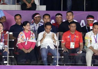 Presiden Joko Widodo Berdoa di Tengah-tengah Pertandingan Final Bulutangkis Putra Indonesia Versus Tiongkok