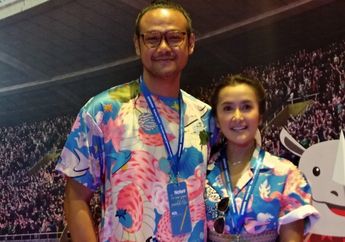 Cute! Dwi Sasono dan Widi Mulia Enggak Gengsi Pakai Baju Couple