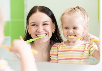 Tanda-tanda Ini Akan Muncul Kalau Kita Menggosok Gigi dengan Cara yang Salah 