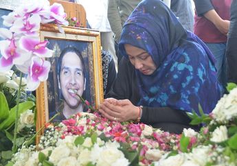 Berada di Luar Negeri, Rini S Bono Hanya Bisa Terdiam Menyaksikan Faldy Albar Dimakamkan