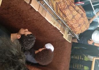 Sedih, Rini S Bono Lihat Pemakaman Anak Bungsunya dengan Video Call