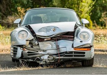 Aneh, Walaupun Sudah Bobrok Akibat Menabrak Pohon, Mobil Ini Malah Laku Terjual Miliaran Rupiah!