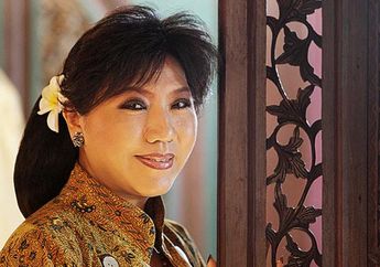 Berkunjung ke Yogyakarta, Anne Avantie Makan Gudeg di Pinggir Jalan