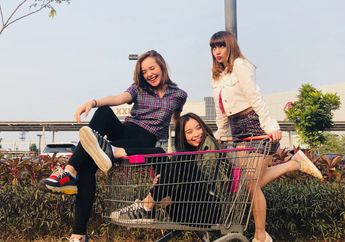 Inspirasi Outfit Hangout Pakai Rok Mini ala Geng Cassandra Lee dan Beby Tsabina, Gemes Banget!