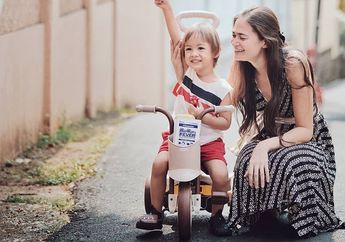 Anak Sakit Flu, Sabai Dieter Morscheck Ajak Main Air di Kolam Karet