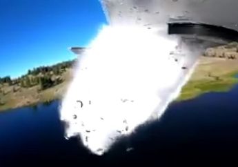 Ketika Ribuan Ikan Terjun Bebas dari Pesawat Terbang Menuju Danau