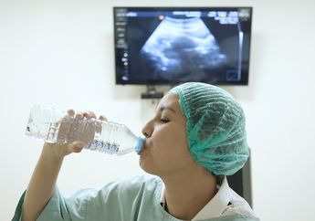 Dari Minum Air Pakai Botol Plastik Hingga Menahan Bersih, Ternyata Kebiasaan Ini Justru Bahayakan Tubuh, Segera Hentikan!