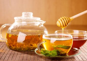 Segelas Air Madu Hangat Bisa Berikan Manfaat Besar Berikut ini loh!