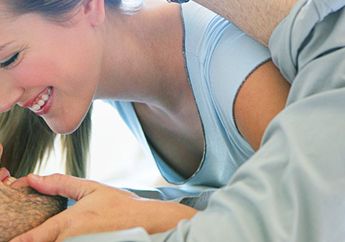 Sebelum Bercinta, Lakukan Gerakan Foreplay Ini Agar Lebih Hot dan Puas!