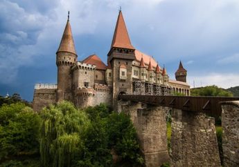 5 Fakta Corvin Castle, Kastil Tua di Rumania yang Jadi Lokasi Syuting Film The Nun