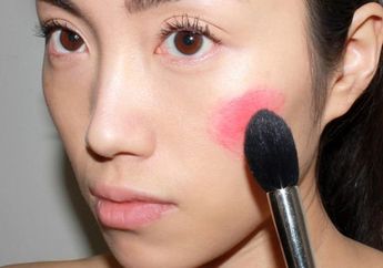 Wanita Wajib Tahu! Ternyata Begini Lho Cara Memakai Blush On Sesuai dengan Bentuk Wajah
