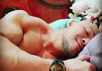 Deddy Corbuzier Foto dengan Latar Boneka, Reaksi Netizen: Cute!