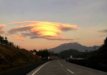 Viral, Awan Lenticular Hiasi Puncak Gunung Ungaran, Semarang