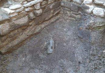 Dikira Hanya Teko Tua Biasa Terkubur Dalam Tanah, Tapi Setelah Dibuka, Isinya Bernilai Jutaan Dolar AS